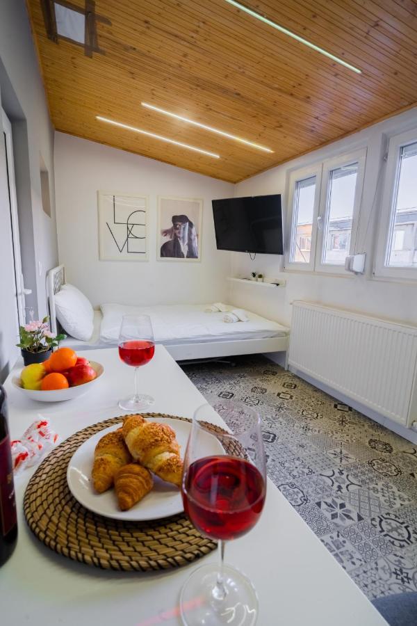 One Bedroom Flat In Bucharest'S Historic District Eksteriør billede